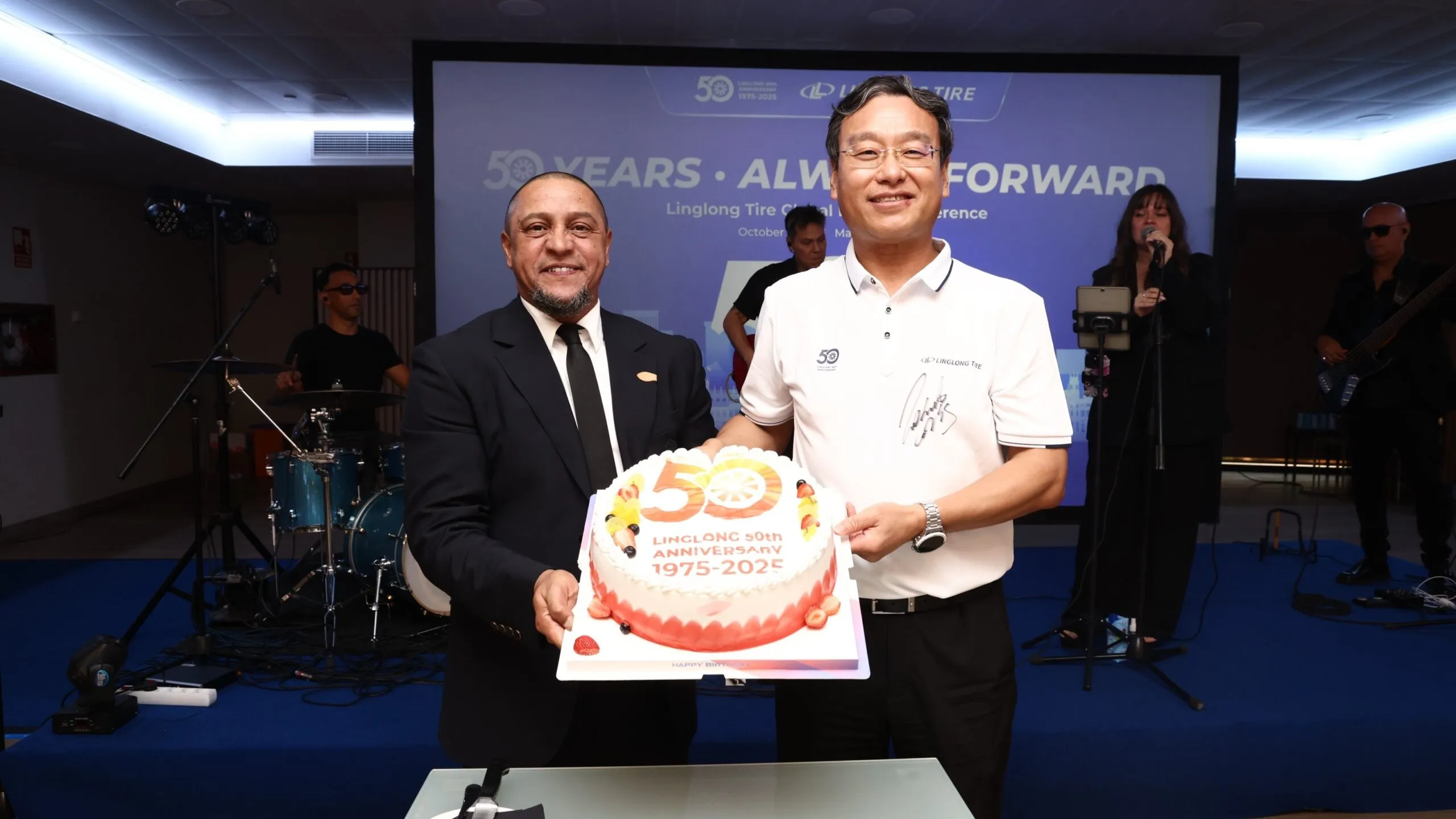 Roberto Carlos (left), attending Linglong Tire's 50th anniversary celebration in Madrid as special guest.