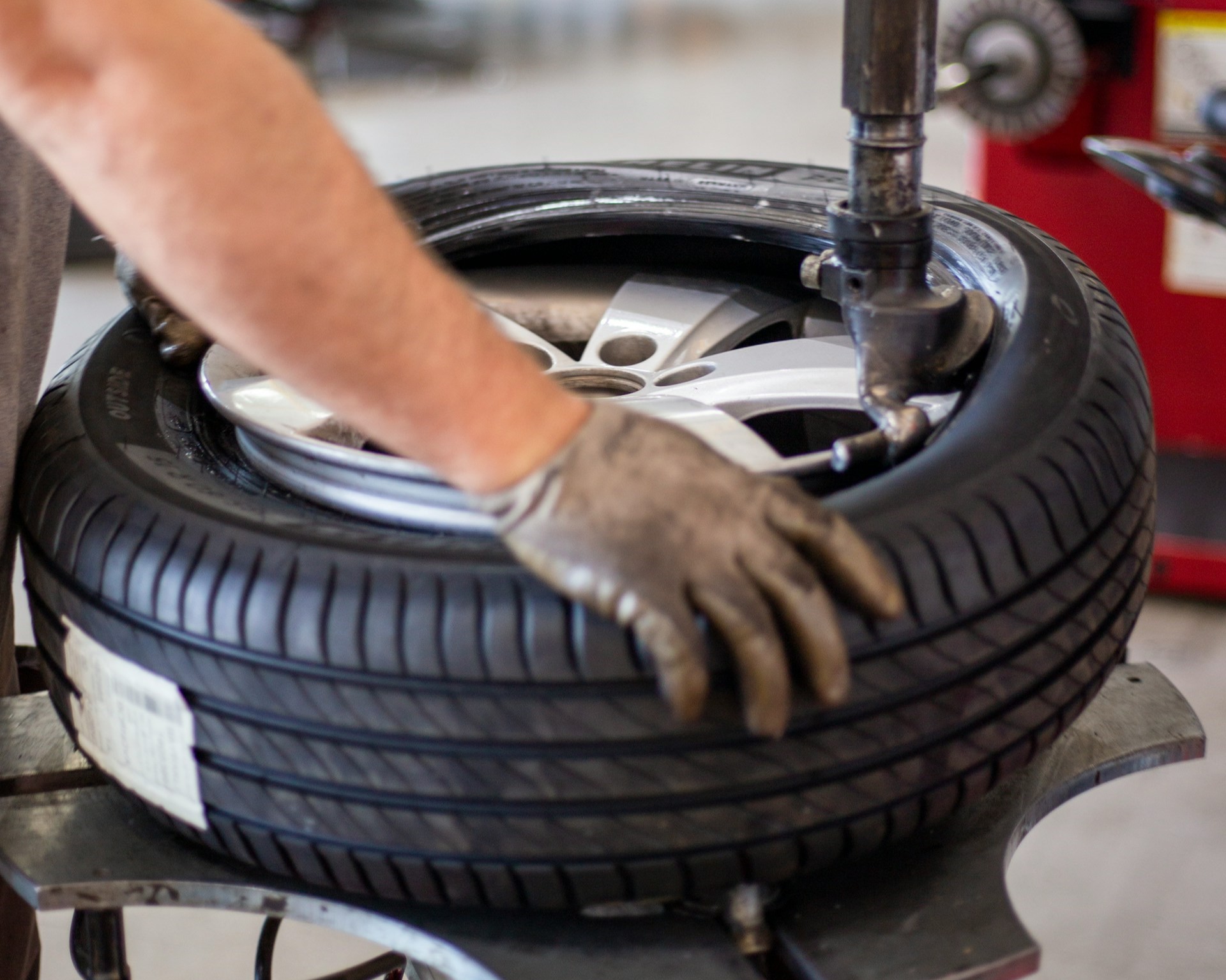 Tyre replacement illustration. Image/Photo Source: Enis Yavuz on Unsplash