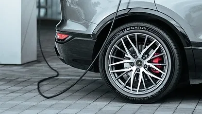 A Michelin Pilot Sport tyre mounted on an SUV. (Photo: Michelin Vietnam)