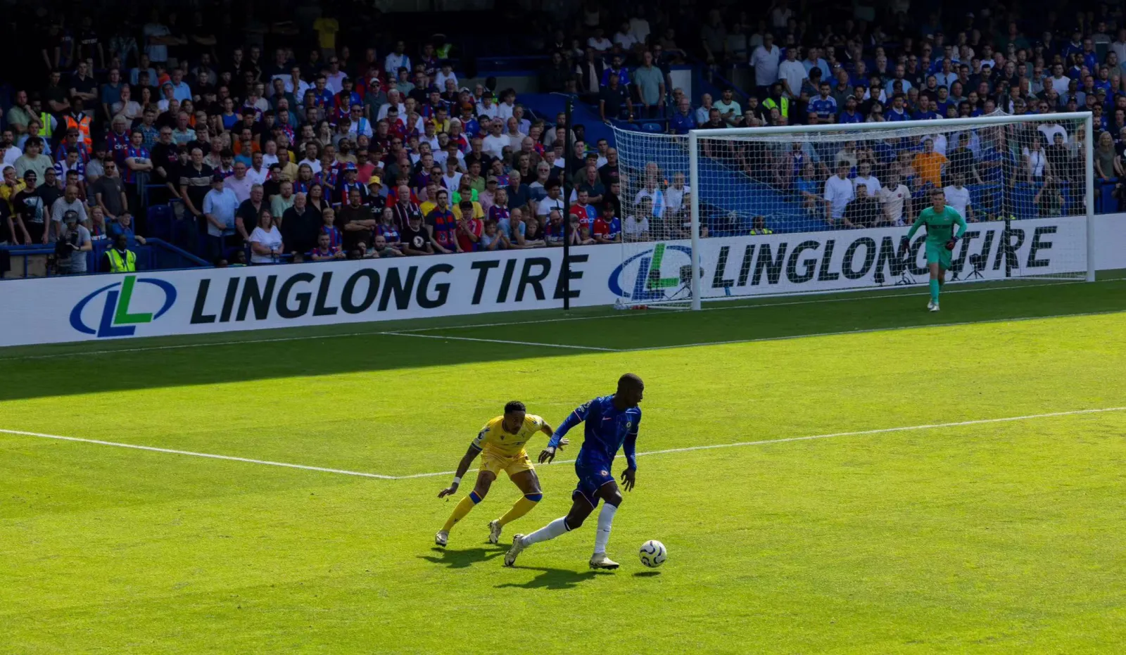 A Chelsea FC player dribbling the ball on the Stamford Bridge pitch in front of digital boards displaying the Linglong Tire logo. (Photo: Linglong Tire)